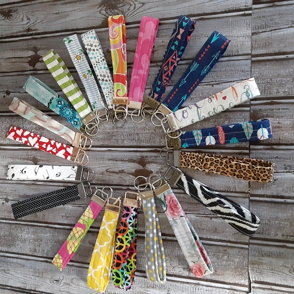 Blue floral key chain wristlet - Picture 4 of 4